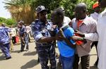 SPÆNDINGER. Sydsudanesiske tilhængere af løsrivelse anholdes under demonstration i hovedstaden Khartoum. 