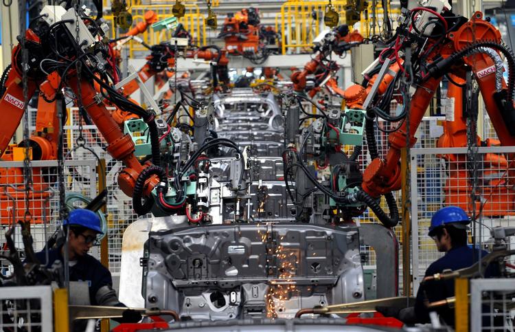 I lere åpr er biler blevet fremstillet delvist af robotter som her på en kinesisk bilfabrik, men nu skal bilerne selv være robotter. Google har robotbiler på forsøgsstadiet, der tilsammen allerede har kørt en kvart million kilometer. 