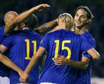 comeback. Zlatan Ibrahimovic (th) jubler over Ola Toivonens mål mod Skotland. 