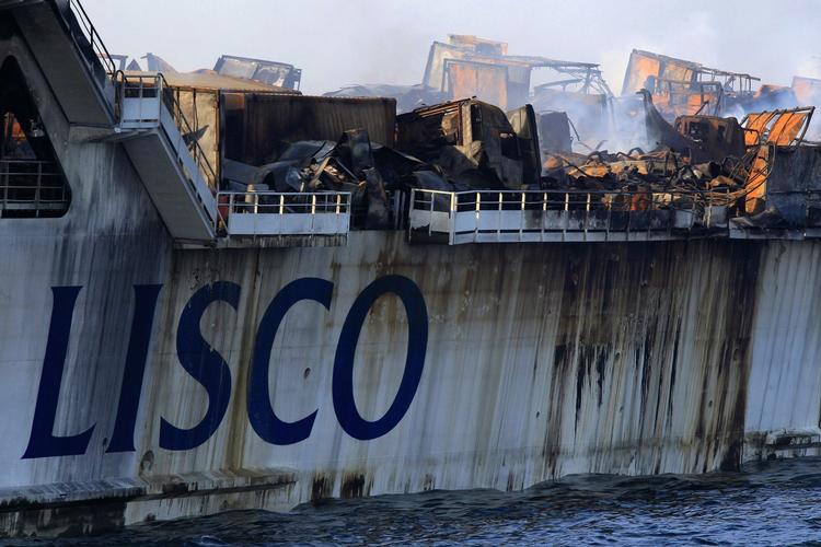 udbrændt. Udbrændte køretøjer om bord på DFDS-færgen Lisco Gloria, der lørdag brød i brand syd for Langeland. Billedet her er taget i går. 