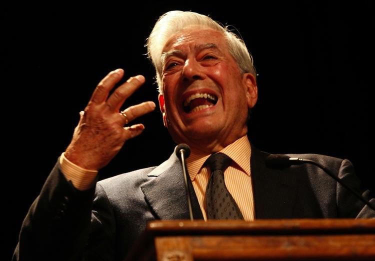 I Nobelprisens hjemland er der, i modsætning til i Danmark, stor tradition for, at årets Nobelpristager bliver købt og læst af svenskerne. På billedet ses Nobelprisvinderen Mario Vargas llosa. 