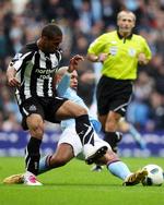 Straffet. Nigel de Jong (liggende) i nærkamp med Newcastles Wayne Routledge, der kom på banen kort inde i kampen, fordi Nigel de Jong havde brækket benet på Hatem Ben Arfa. 