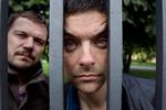 Bag tremmer. »Har jeg mon  nogensinde prøvet andet end at stå i læ?«, spørger Simon Kvamm (forrest)  og Peter Sommer på deres vellykkede debutalbum. Foto: Finn Frandsen 