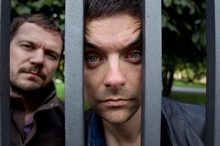 Bag tremmer. »Har jeg mon  nogensinde prøvet andet end at stå i læ?«, spørger Simon Kvamm (forrest)  og Peter Sommer på deres vellykkede debutalbum. Foto: Finn Frandsen 
