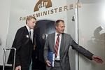 Forhandlere. Dansk Folkepartis Kristian Thulesen Dahl og Peter Skaarup på vej til forhandlinger med finansminister Claus Hjort Frederiksen i 
