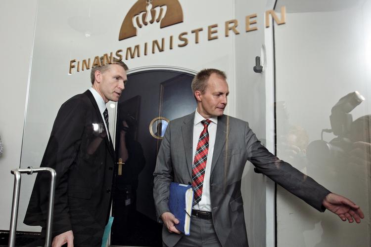 Forhandlere. Dansk Folkepartis Kristian Thulesen Dahl og Peter Skaarup på vej til forhandlinger med finansminister Claus Hjort Frederiksen i 