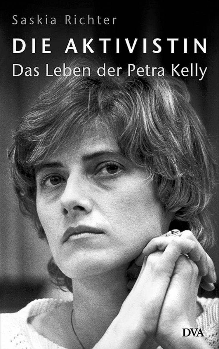 Leder. Med Saskia Richters 'Die Aktivistin' får vi den viden om Kelly, der står til rådighed i dag. Det er en stor præstation. 