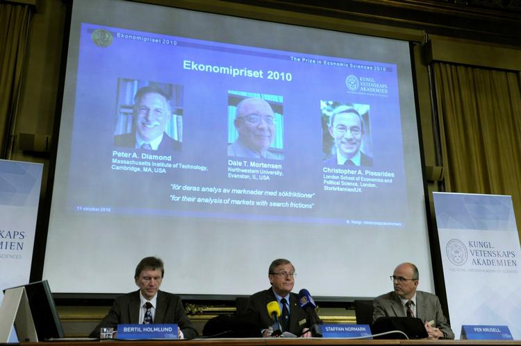Prismeddelelse. Tre svenske nobelrepræsentanter annoncerer årets vindere af prisen i økonomi. Fv. professor Bertil Holmlund, nobel-sekretær Staffan Normark og professor Per Krusell. 