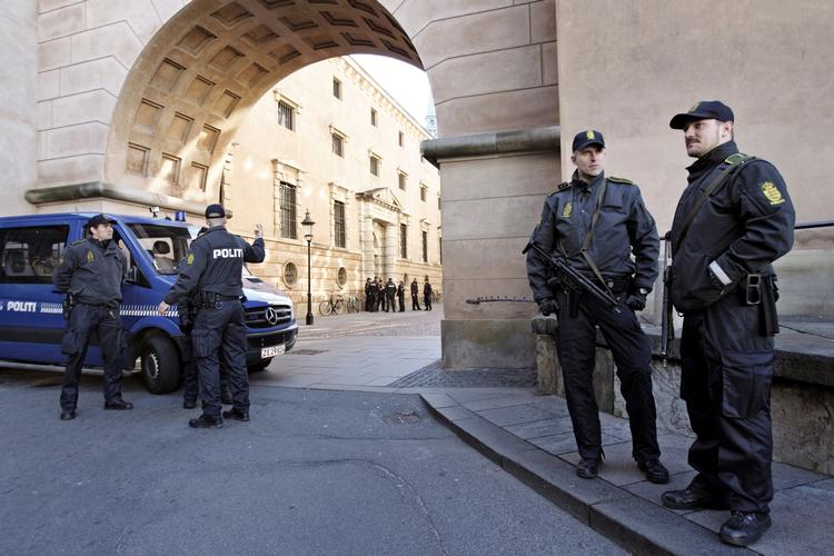 Klar. Et stærkt politiopbud stod klar ved byretten i København i dag. 