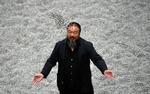 Kunst. Solsikkefrøene vejer 150 ton i alt og dækker hele den store sal i Tate Modern. Her er det kunstneren Ai Weiwei, der boltrer sig i installationen. 