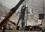 Ingeniørkunst. Redningsarbejdere indsætter stålrør for at sikre den redningstunnel, der skal frigøre de indespærrede minearbejdere, der har været fanget i minen i mere end to måneder. 