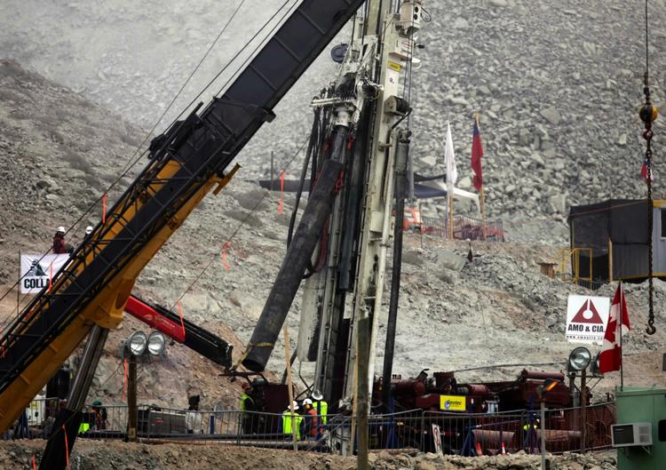 Ingeniørkunst. Redningsarbejdere indsætter stålrør for at sikre den redningstunnel, der skal frigøre de indespærrede minearbejdere, der har været fanget i minen i mere end to måneder. 