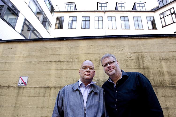 Duo. Debutkrimien fra Michael Hjorth (til venstre) og Hans Rosenfeldt (til højre) er en yderst velfungerende og underholdende bog. 