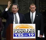 Hash. Toppolitikerne er modstandere af legalisering af marihuana, men på de lavere niveauer er tilslutningen større. Her er det John Russo, en anklager fra Oakland, som har gang i pep-talken. 