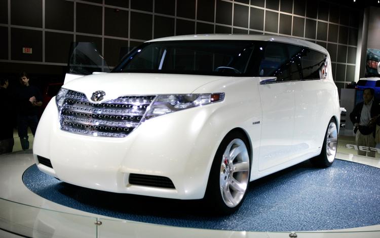 hybridøse. De behøver ikke være nogle små lavpraktiske størrelser, sådan nogle hybridbiler. Her er det en Toyota fra 2008. 