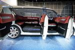 hybridøse. De behøver ikke være nogle små lavpraktiske størrelser, sådan nogle hybridbiler. Her er det en Toyota fra 2008. 
