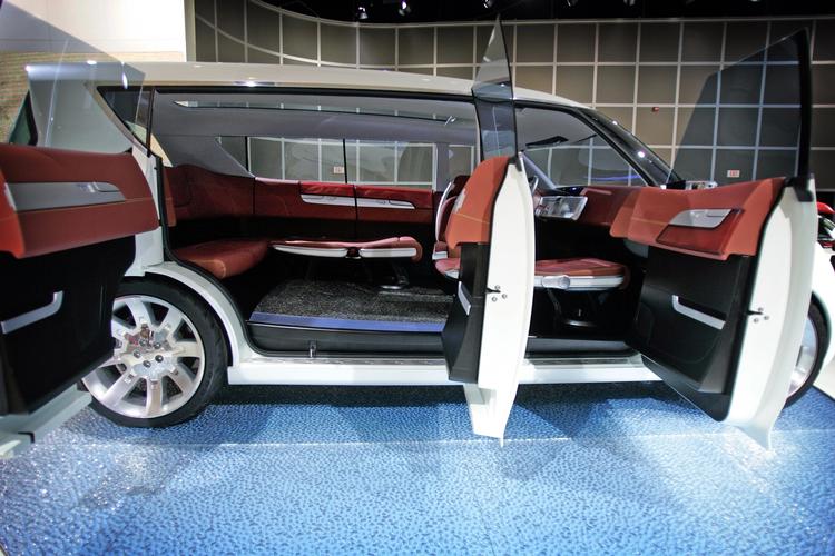 hybridøse. De behøver ikke være nogle små lavpraktiske størrelser, sådan nogle hybridbiler. Her er det en Toyota fra 2008. 