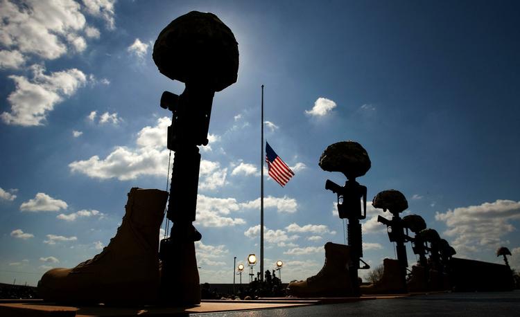 massakre. Flaget er på halv under mindehøjtideligheden for de soldater, der i november sidste år blev dræbt ved en massakre på Fort Hood-basen i USA. 