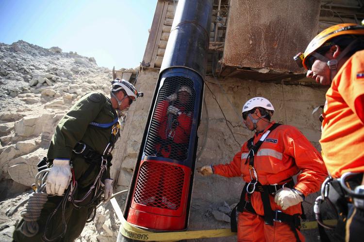 I timerne før de skal hejses op vil minearbejderne udelukkende få lov at drikke en særlig, kalorierig drik, som den amerikanske rumfartsorganisation Nasa har udviklet. Det skal modvirke svimmelhed. 