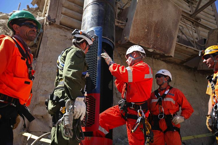 Mændene vil en for en blive hejst op i en uhyre langsommelig operation. 