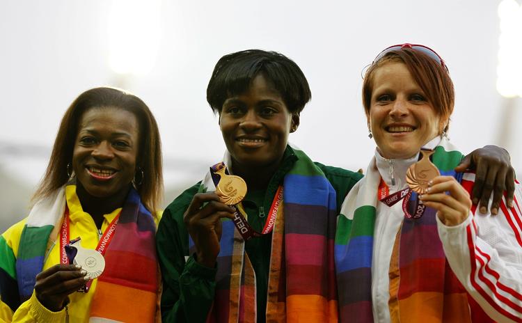 Fældet. Osayemi Oludamola i midten med sin guldmedalje, mens alt endnu var fryd og gammen. 