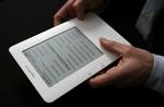 Amazons e-bogslæser Kindle til cirka 2.300 kroner har en skærm næsten på størrelse med iPad og en batterilevetid på over to uger. 