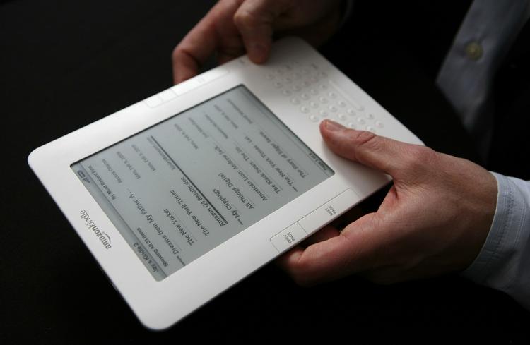 Amazons e-bogslæser Kindle til cirka 2.300 kroner har en skærm næsten på størrelse med iPad og en batterilevetid på over to uger. 