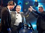 Jubii. Mogens Lykketoft og Hans Pilgaard rækker hænderne i vejret efter det rigtige svar, mens Martin Krasnik så ud til at tage det mere roligt. 
