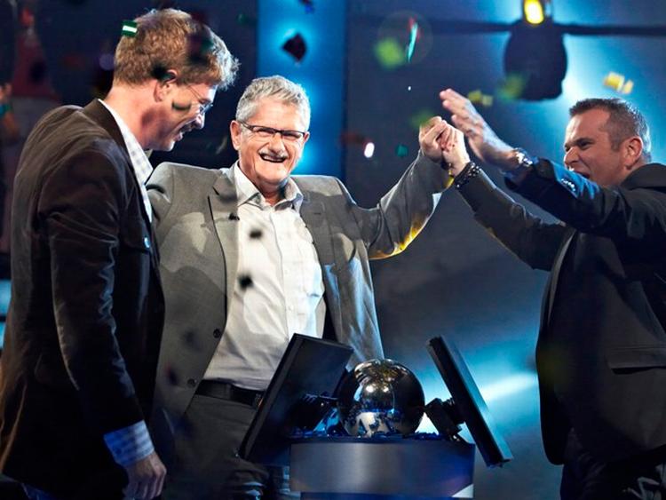 Jubii. Mogens Lykketoft og Hans Pilgaard rækker hænderne i vejret efter det rigtige svar, mens Martin Krasnik så ud til at tage det mere roligt. 