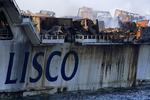 færgebrand. Den udbrændte 'Lisco Gloria' ligger stadig i Østersøen syd for Langeland, og der vil gå flere dage, inden færgen bugseres i havn. 