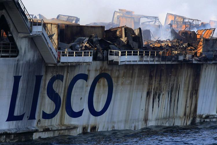 færgebrand. Den udbrændte 'Lisco Gloria' ligger stadig i Østersøen syd for Langeland, og der vil gå flere dage, inden færgen bugseres i havn. 