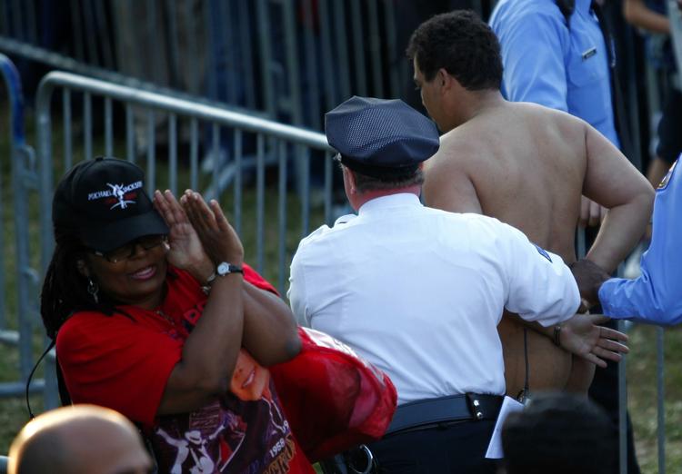 Snuppet. Juan J. Rodriguez mener ikke, at hans stunt skadede nogen, men mindst én kvinde brød sig ikke om synet. 