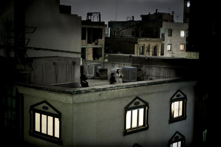 World Press Photo of the Year 2009. Kvinder udtrykker deres protest ved at råbe fra Teherans tage i dagene efter Irans omdiskuterede præsidentvalg 24. juni 2009. 