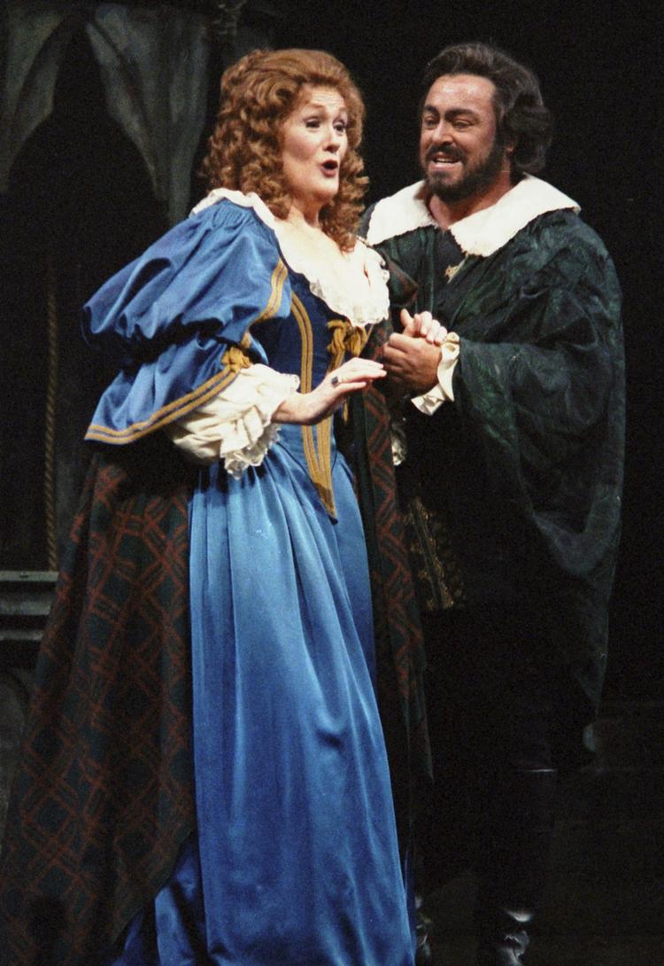 Stjernetræf. Joan Sutherland og Luciano Pavarotti optrådte sammen ved flere lejligheder - her i 1987 ved Metropolitan Opera i New York. Arkivfoto. 