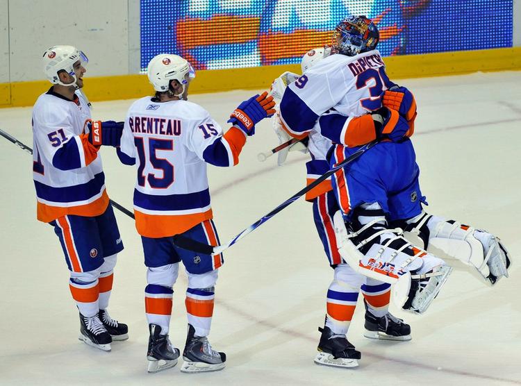 Lokalopgør. Danskeren Frans Nielsen (til venstre) spillede mandag med NY Islanders mod NY Rangers. I 2011, 2012 eller 2013 spilles 'kampen om New York' måske i Herning. 