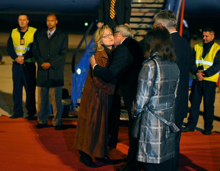 Mægling. USA's udenrigsminister Hillary Clinton besøger Bosnien for at få gang i reformerne og dæmpe etniske stridigheder. 