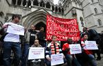 Protest. Mange Liverpool-fans er mødt op i London for at protestere over ejernes forsøg på at obstruere et salg et klubben. 