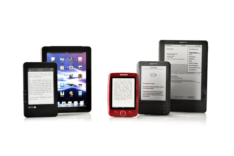 Fra 12 og op til over 14 dage. Så længe holder e-bogslæserne sig på én opladning på batteriet. Bortset fra iPad, der holder i 10 timer. 