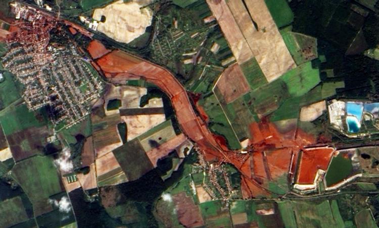 Katastrofeområde. Dette satellitbillede fra Nasa viser, hvordan det giftige mudder har spredt sig ved landsbyen Kolontar. 