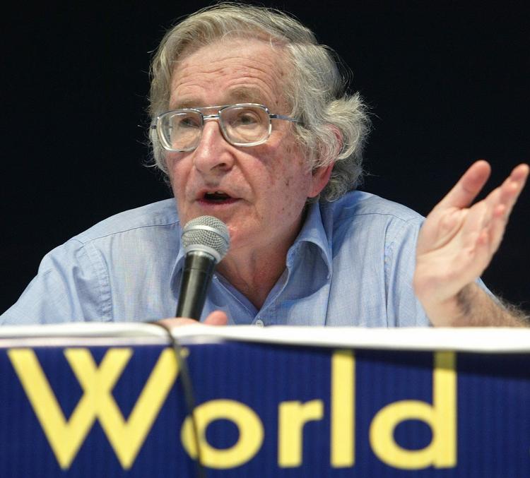 Kritik. Noam Chomsky, filosof og sprogforsker, raser mod højredrejningen i europæisk politik. 