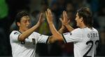 sikkert. Mario Gomez (th) og Mesut Özil fejrer en tysk scoring under kampen mod Kasakhstan. 