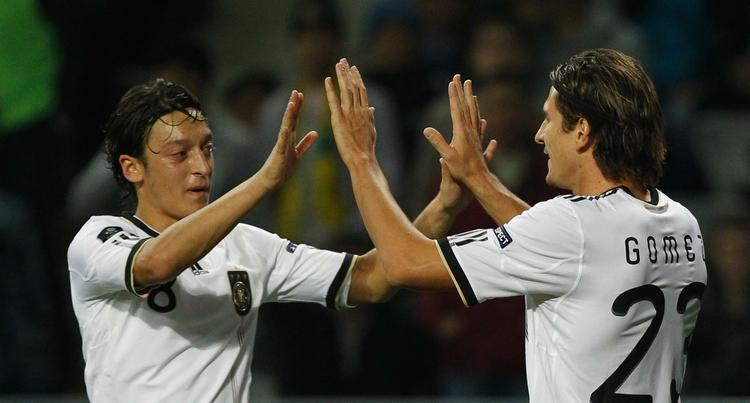 sikkert. Mario Gomez (th) og Mesut Özil fejrer en tysk scoring under kampen mod Kasakhstan. 