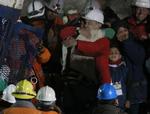 Præsident Sebastian Pinera krammer Florencio Antonio Avalos Silva, en af de 33 minearbejdere. 