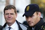 ghettoer. Københavns politidirektør afviser, at politiet kan løse problemer i landets udsatte boligområder. Der skal en social indsats til, mener han. 