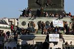 uro. Parisiske demonstranter fotograferet i går. Protesterne mod en højere pensionsalder i Frankrig fortsætter i dag. 