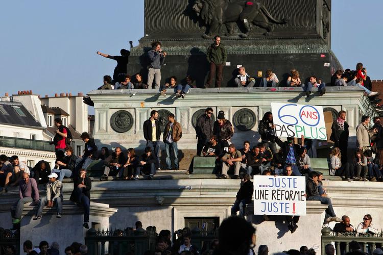 uro. Parisiske demonstranter fotograferet i går. Protesterne mod en højere pensionsalder i Frankrig fortsætter i dag. 