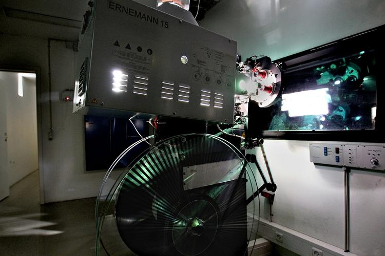 Støtte. Inden for forligets økonomiske ramme på cirka 2 milliarder kroner skal Det Danske Filminstitut finde nogle penge, som de små biografer kan søge som et tilskud til en digitalisering af deres biograf. 