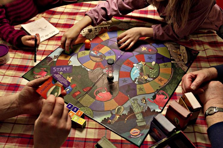 Nyd spillet. Det græske ord ludo betyder både at spille og at lege, hvilket også er dobbeltbetydningen på tysk og engelsk. 