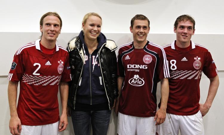 ombejlet. Caroline Wozniacki havde svært ved at komme ud af landsholdets omklædningsrum, hvor mange spillere ville snakke med tennisstjernen. 