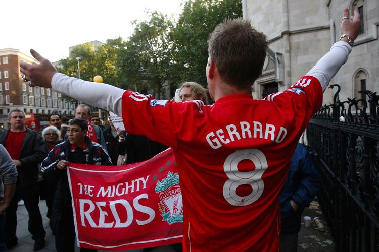 tvist. Grupper af Liverpool-fans har samlet sig uden for Højesteret i London for at modtage dommen over salget af klubben. 
